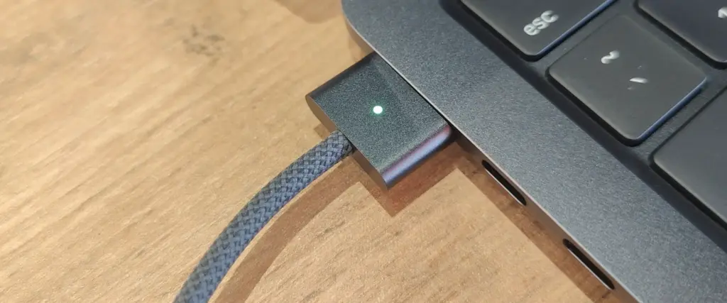 Apple 设备使用的 MagSafe 磁吸式充电线展示图，用于说明充电线的外观与磁吸接口设计。