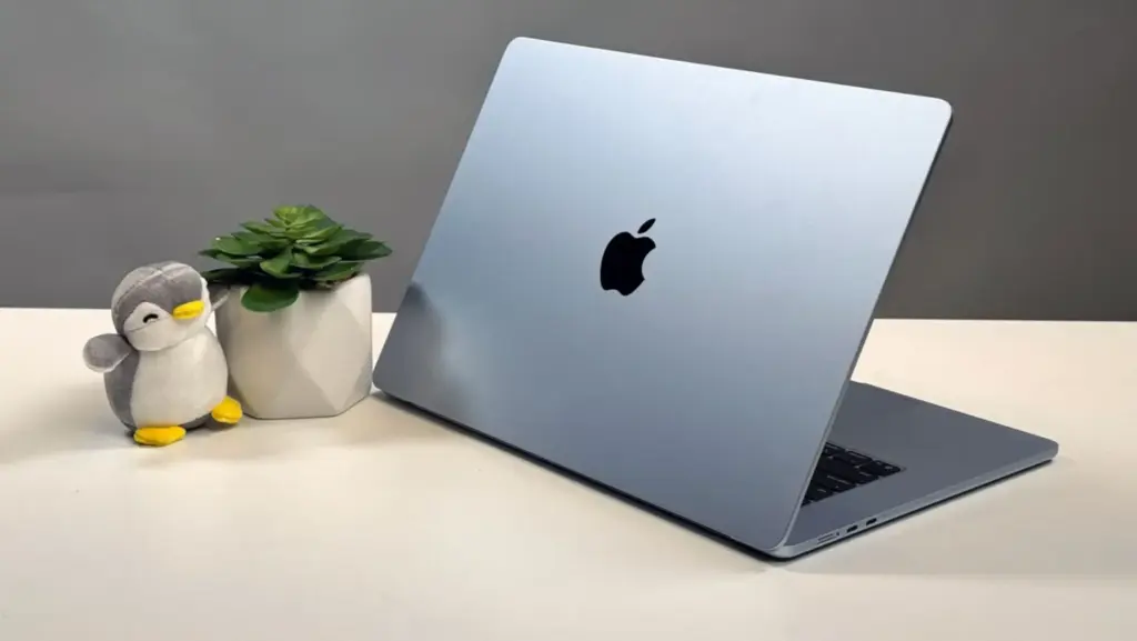 MacBook Air 14 英寸搭载 M4 芯片的产品展示图片，用于说明其外观设计与硬件特点。
