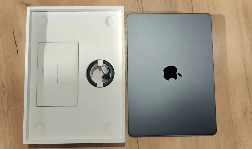 MacBook Air M4 的开箱展示图片，用于展示包装内容、设备外观以及初次开箱体验。
