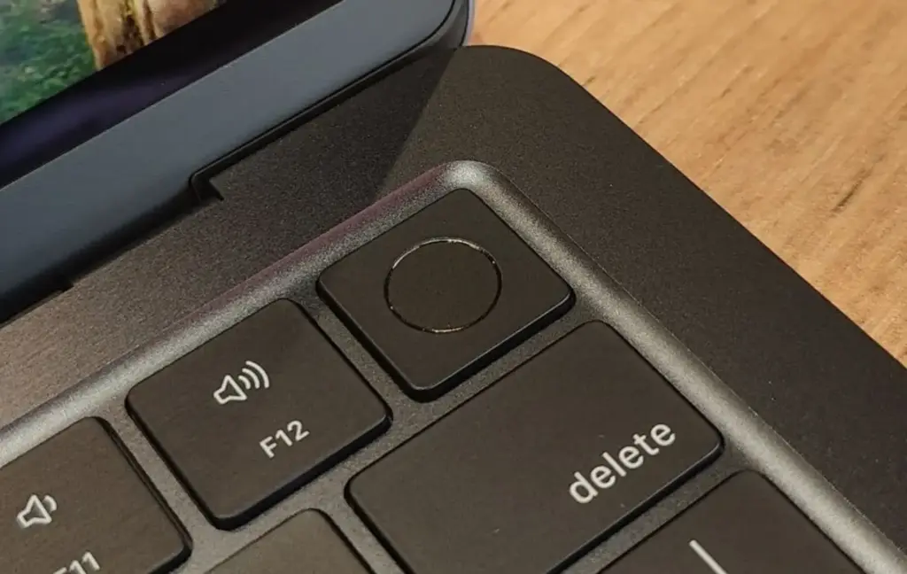 MacBook 设备上的 Touch ID 指纹识别按键示意图，用于展示其指纹解锁与安全功能。